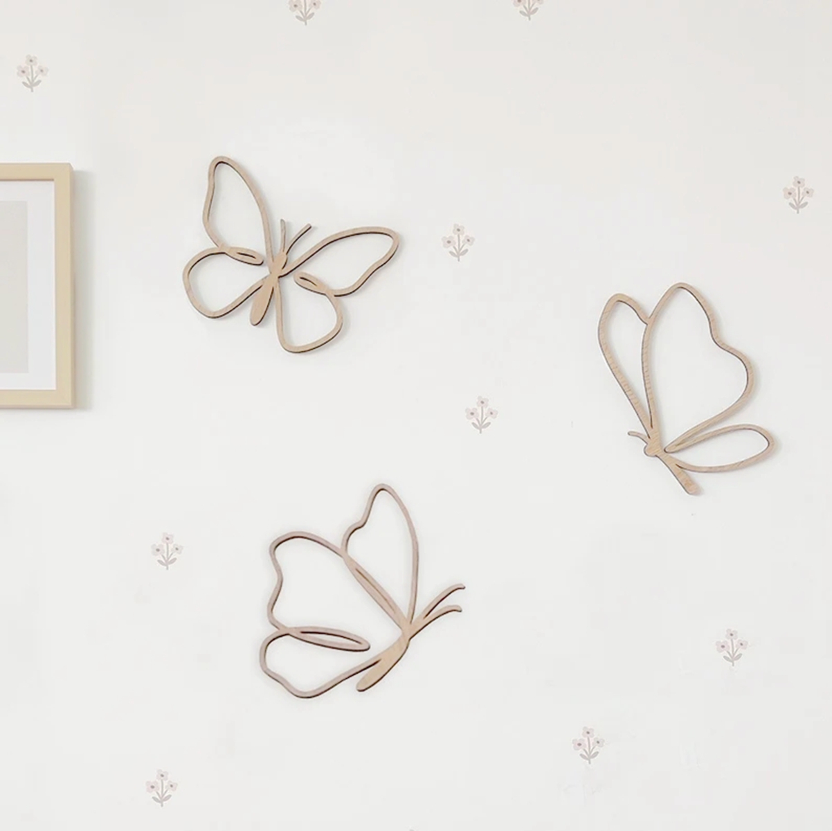Baby Nursery Things - Schild mit Schmetterlingen aus Holz, Wanddekoration